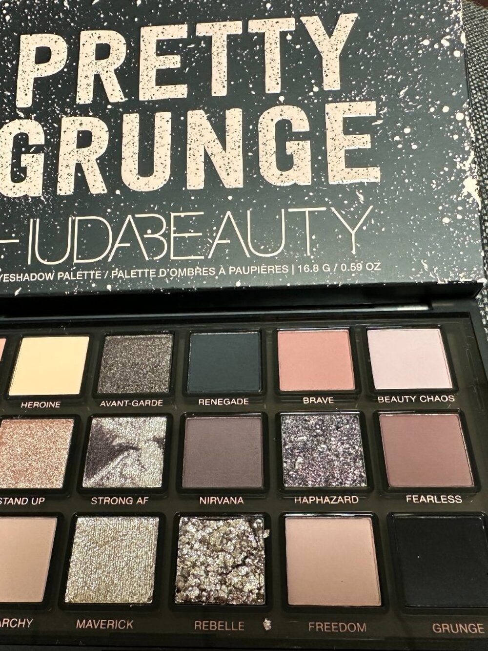 Huda Beauty Pretty Grunge Eyeshadow Palette